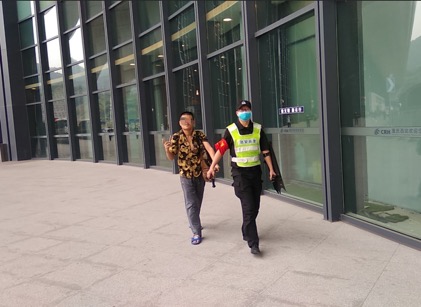 南京盲人小伙错过列车被重庆西站 沙区民警帮其返乡