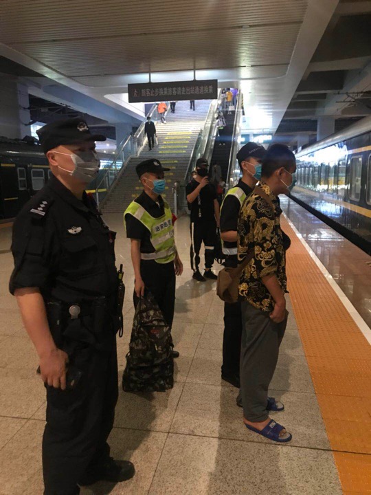 南京盲人小伙错过列车被重庆西站 沙区民警帮其返乡